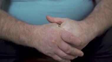 Üst düzey gergin ihtiyar sorun el görünümünü kapatın. Adam ellerini ovuşturarak ve gösteren stres, öfke, tahriş. Dedesi iyi durumda değil