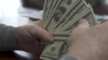 Dolar sayma yaşlı adamın ellerini kapatın. Olumlu zengin adam parasını gösterir. Müreffeh emekli adam eğlence. Büyük iş anlaşması