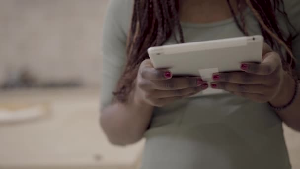 Africano americano jovem mulher tomando tablet em mãos à procura de algumas informações na internet ou conversando. Fechar — Vídeo de Stock