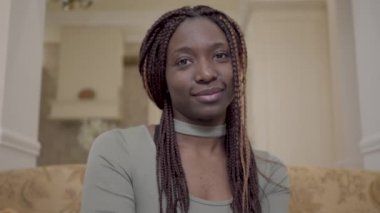 Fotoğraf makinesi ile video çağrısı tarafından sosyal ağ içinde laptop üzerinde oldukça genç Afro-Amerikan bilen bir kadın portresi