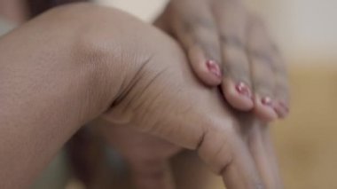 Eller birbirine sürtünme görünümünü kapatın. Afrikalı-Amerikalı kadın krem ellerinin üzerinde geçerlidir. Cilt Bakımı kavramı
