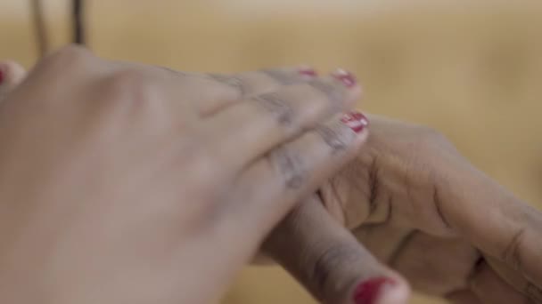 Mani femminili che si sfregano a vicenda da vicino. La donna afroamericana applica la crema sulle mani. Concetto di cura della pelle — Video Stock