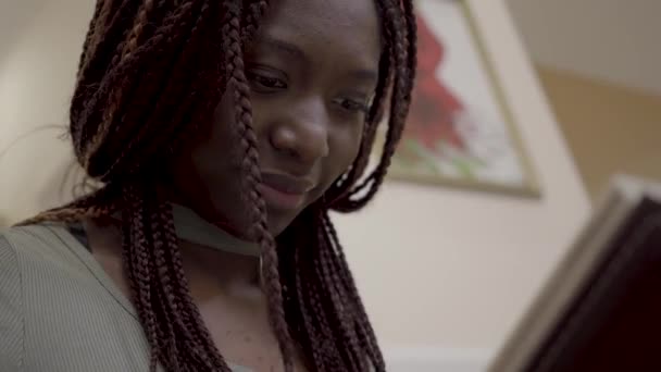 Tutup potret indah american african wanita melihat album foto dengan menarik dan lucu foto di ruang tamu — Stok Video