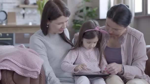 Familie, generatie en mensen concept-gelukkige moeder, dochter en grootmoeder thuis — Stockvideo