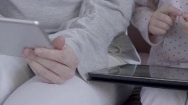 Anne, kızı ve büyükanne el yakın kim birlikte kanepede oturan. Herkes sahip dizüstü veya tablet tur ve yazmaya. Üretimi, Aile, aşk kavramını.