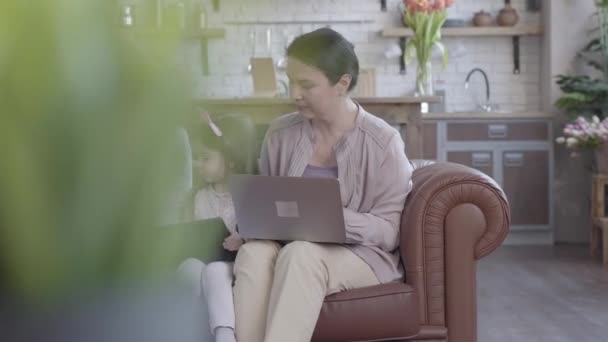 Concepto de familia, generación y personas - madre feliz, hija y abuela en casa, sentado en el sofá con tabletas y computadora portátil en las manos . — Vídeos de Stock