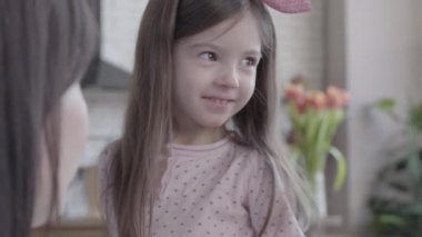 Üç kuşak mutlu kadın birlikte oturan ve küçük yaramaz kız ile oynamak.