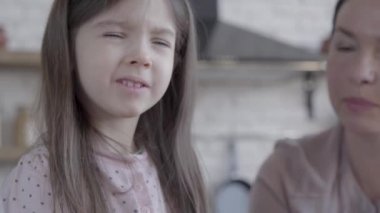 İle üst düzey kadın mutfakta spagetti ile oynayan yaramaz kız portresi.