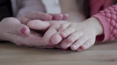 Eller üç nesildir - küçük kız, annesi ve büyükannesi.
