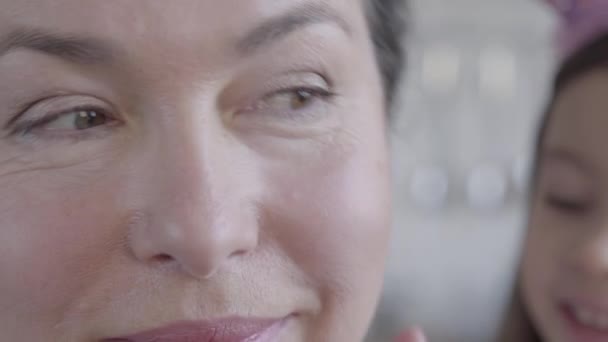 Close up retrato de uma velha mulher idosa feliz em primeiro plano e rosto borrado de neta menina no fundo. Conceito de geração, família . — Vídeo de Stock