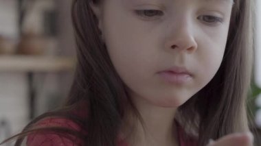 Eğitici bir oyun oynarken küçük şirin güzel bir kız portresi yakından kapatın. Annesi ona, yüzü bulanık danışmanlık çocuk yardım ediyor. Büyüyen çocuklar kavramı