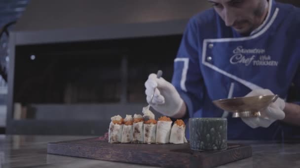 Cozinhe cozinhar kebab saboroso envolto em lavash pita no restaurante moderno de perto. Cozinha turca — Vídeo de Stock