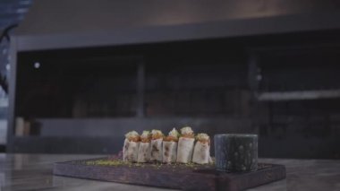 Lezzetli kebap modern restoran tabloda ahşap bir gemide yatan lavaş pide sarılı yakın çekim.