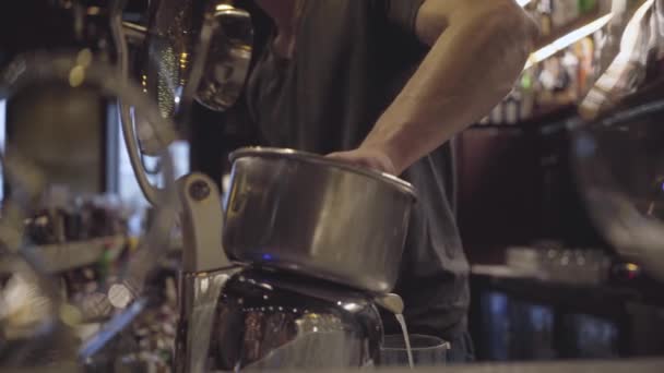 Рука молодого бармена выжать лимон для коктейля крупным планом. Подготовка алкоголя в современном баре — стоковое видео