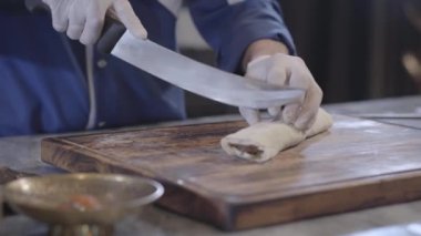 Mavi Şef düzgün ve lateks eldiven lula kebap modern Türk restoranında yemek usta adam elinde. Cook kesim kebap pide lavaş parçaları büyük keskin bıçak ile sarılmış yakın çekim