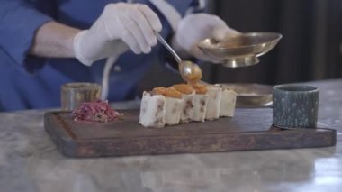 Eller adamın lastik eldiven kesilerek lula kebabı lavaş pide tepesi koyarak rulo kaşık kullanarak. Modern restoranda lezzetli yemek pişirme Şef kapatın. Türk mutfağı