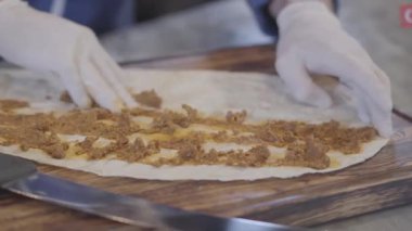 Şef el dikkatle Topingler pide yayılıyor. Yemek hazırlama lastik eldiven adamın ellerini lavaş içinde geçirdi. Türk mutfağı