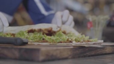 Beyaz Şef eldiven deneyimli bir aşçı hamur içine ağız sulandıran dolma sarar. Şef pahalı bir restoran mutfağında bir lezzetli yemek hazırlar.