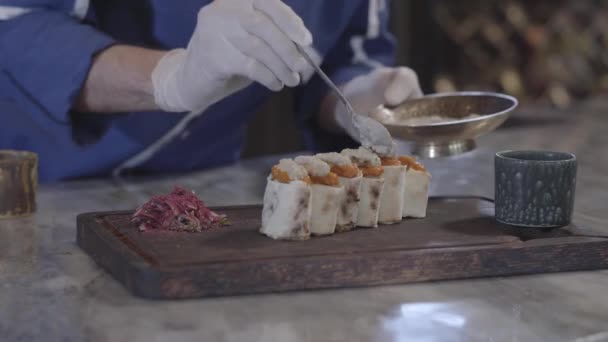 A modern étterem ízletes étel főzés Chef közelről. Kezét, az ember a feltöltési felhúzása vágott lula kebab-lavash pita gumikesztyűt tekercs, használja kanalat. Török konyha — Stock videók