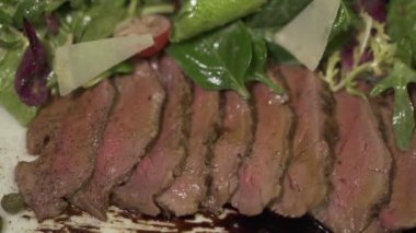 Salata yalan et plaka üzerinde ham Marine parçası yakınındaki kapatın. Modern restoran gıda porsiyon. Sağlıklı bir yaşam tarzı. Kamera hamle yaptı