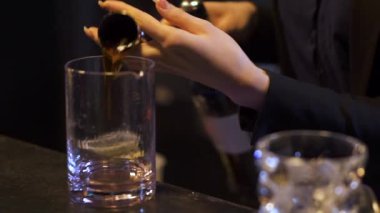 Güzel manikür hazırlanması kadın barmen barda kokteyl. Kız el dökme alkol ölçme kupa metal ve cam. Gece bir yaşam tarzı. Ağır çekim