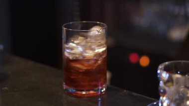 Barda kokteyl yapmak barmen kapatın. Barmen el alkol buz cam ile karıştırma. Gece hayatı, sağlıksız yaşam tarzı