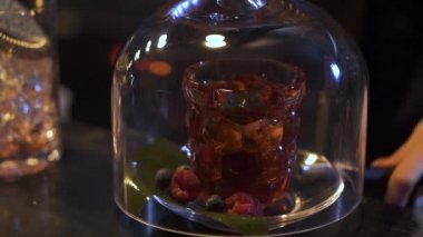 Bardaki olağandışı kokteyl hazırlama barmen. Barmen büyük cam kase ve putts içinde duman altında alkol ile cam kaplama. Gece hayatı, sağlıksız yaşam tarzı. Ağır çekim