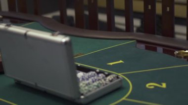 Oyun tablo ile yeşil yüzey görünümü kadar modern casino koymak poker ile kapatın. Lüks iç bekleyen misafirler için rahat yer
