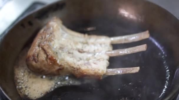 Um pedaço de carne nas costelas é frito em uma panela . — Vídeo de Stock
