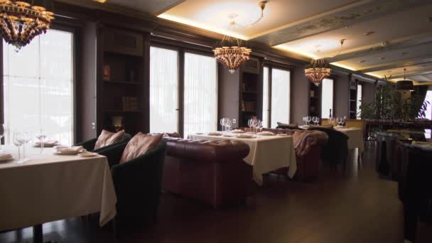 Εσωτερικό του ένα ακριβό πολυτελές εστιατόριο με πίνακες του server. — Αρχείο Βίντεο