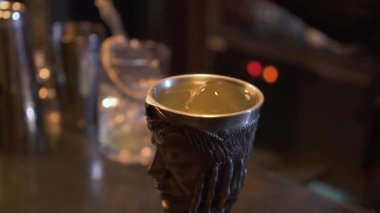 Metal bardak içecek çubuğu ile. Kadın kase metal sauser peynir, Kuru gül ve ahududu adet üstüne koymak