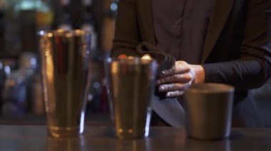 Yuvarlak bir şekli karartmak için onun elinde büyük parça olması ve özel keskin çatal ile kesme kadın barmen