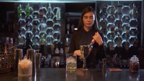 Belle fille barman fait un bon cocktail alcoolisé debout au bar . — Video