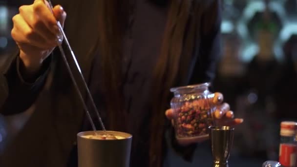 Barman femme faisant décoration de tasse en métal avec boisson avec rose sèche débuts — Video