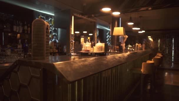 Bar counter in an expensive luxury restaurant — Stock Video