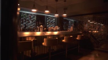 Güncel tasarım ve çeşitli alkollü içecekler ziyaretçi almaya hazır olan modern hipster çubuk