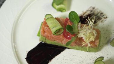 Beyaz tabakta pahalı bir restoranda lezzetli iştah açıcı yemek.