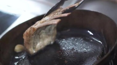 Koku ve tava üzerinde kızarmış aroma için biberiye otlar ile Marine çiğ sulu et kaburga. Yakın çekim