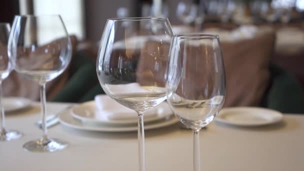 Copos para vinho servido na mesa, que é preparado para o buffet ou reservado no fundo do restaurante de luxo. Fechar — Vídeo de Stock