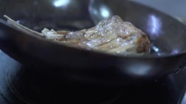 Modern restoranda lezzetli et gıda hazırlama pişirin. Sulu pirzola var üzerinde dökme Şef el daha sulu ve yumuşak yemeği yapmak için yağ ile tavada kızartma. Sağlıklı yaşam tarzı
