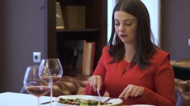 Kadın kırmızı Sit restoran ve lezzetli salata yemek