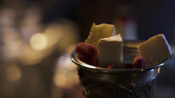 Dessert aus Eis, Himbeeren, Nougat und anderen Beeren in einem teuren, eleganten Glas, das in einem Restaurant serviert wird. Nahaufnahme — Stockvideo