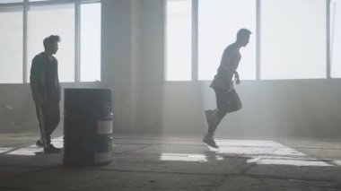 İki arkadaş street terk edilmiş binada büyük pencerenin önünde dans. Pratik gençler dans aynı anda hareket yapma, Ted. Çağdaş. Hip hop kültürü. Prova. Yavaş