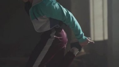Mavi gaz namlu önünde bina terk karanlıkta genç Asyalı hip-hop dansçı. Hamle yapmak ve atlama adam. Ağır çekim