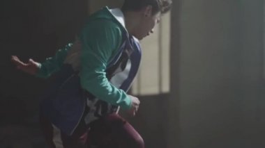 Mavi gaz namlu önünde bina terk karanlıkta dans genç Asyalı hip-hop sokak dansçısı. Hamle yapmak ve atlama adam. Ağır çekim