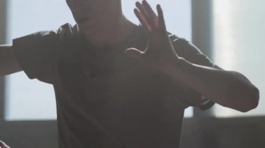 Genç tutkulu hip-hop dansçısı kamera önünde gerçekleştirme portresi kapatın. Prova. Ağır çekim.
