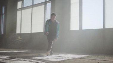 Terk edilmiş bir binada dans usta çekici rapçi. Hip hop kültürü. Prova.