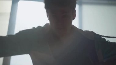 Portre genç rapçi güneşte terk edilmiş bir binada dans. Hip hop kültürü. Prova. Ağır çekim.