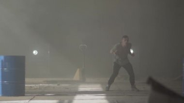 Performans yetenekli genç tutkulu hip-hop dansçısı. Adam kollarını ileri uzanır, sonra keskin kenarlara ile tüm vücut hareketleri yapar. Prova.