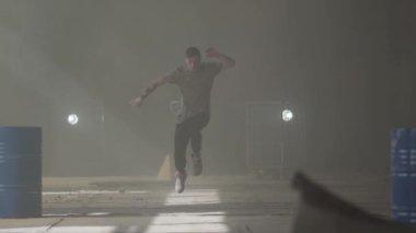 Performans yetenekli genç tutkulu hip-hop dansçısı. Adam kollarını ileri uzanır, sonra keskin kenarlara ile tüm vücut hareketleri yapar. Prova.